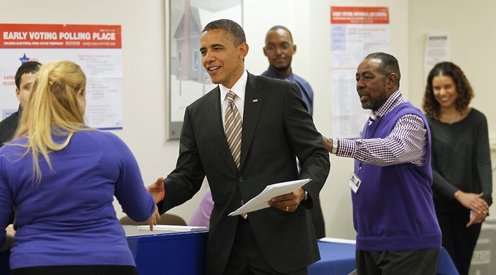 Tổng thống Obama tự bỏ phiếu sớm cho mình